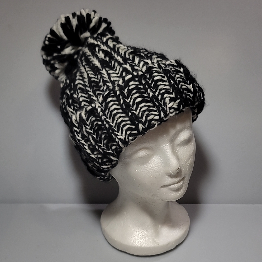 NWT StilEstro Stylish Black and White Knit Beanie Acrylic/wool Mix (83%/17%)